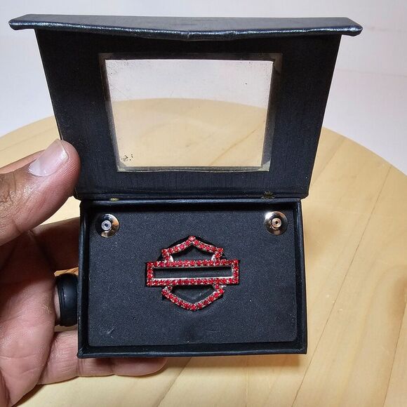 HARLEY-DAVIDSON 2007 BLING BAR & SHIELD Red Crystals PIN 1.5"x2" New In Box - Picture 1 of 4